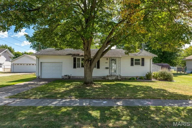 $123,000 | 120 North Henderson Street, Virden, IL 62690