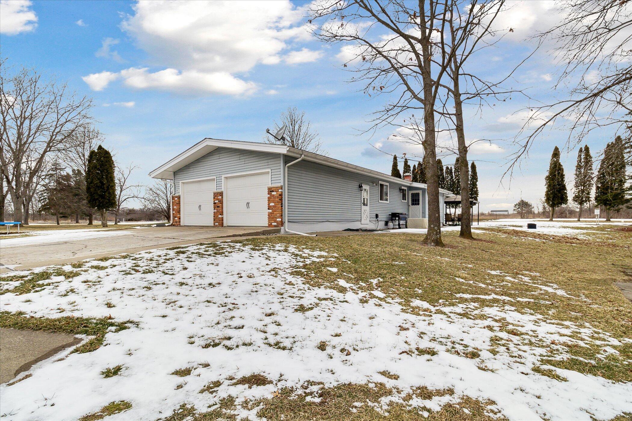 3900 Byron Road Howell, MI 48855 - Photo 3 of 32 34-3900-Byron-Rd-WindowStill-04