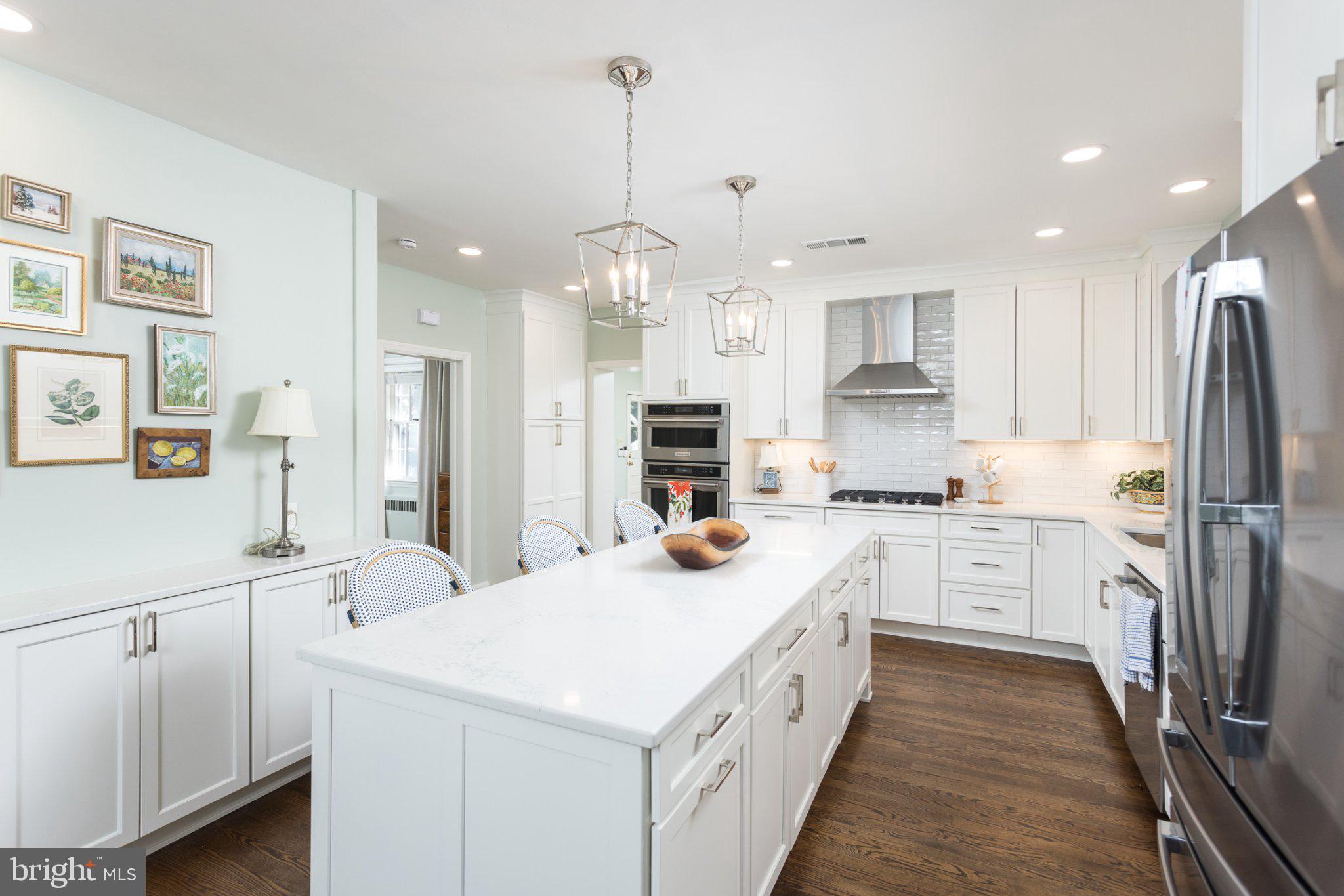 Modern elegance in a bright kitchen.