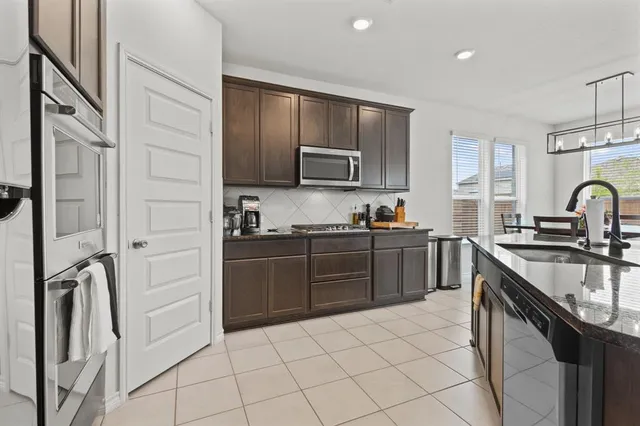 $3,950 | 925 West Drive, Aubrey, TX 76227