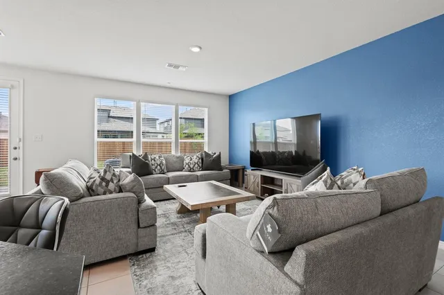 $3,950 | 925 West Drive, Aubrey, TX 76227