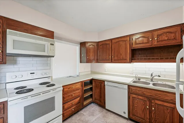 a view of a storage & utility room with washer and dryer