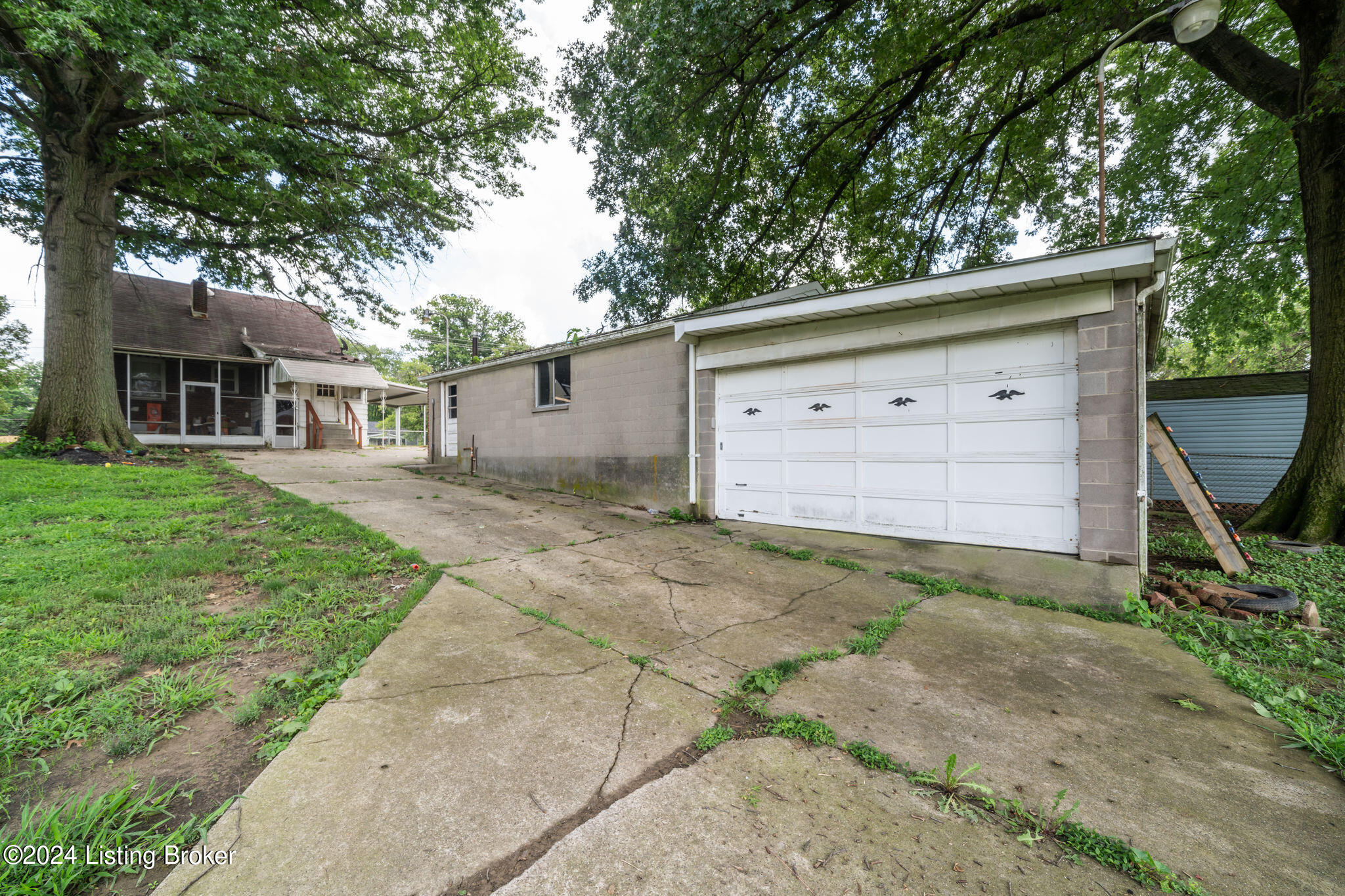 4132 Dover Road Louisville, KY 40216 - Photo 19 of 23 4132_Dover_Rd_Louisville_KY_40216-Exteri