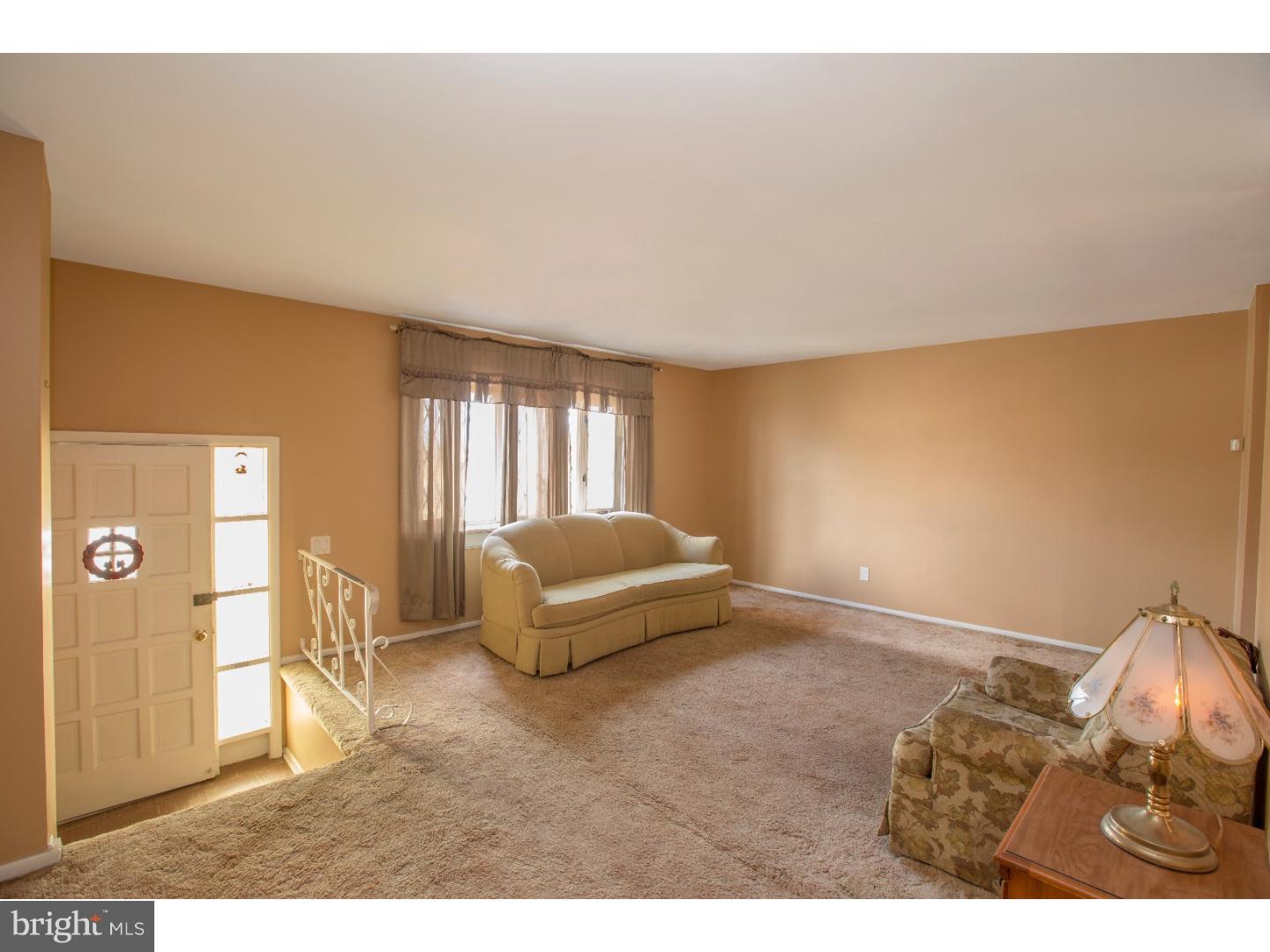 12785 Dunks Ferry Road Philadelphia, PA 19154 - Photo 2 of 19 Living Room