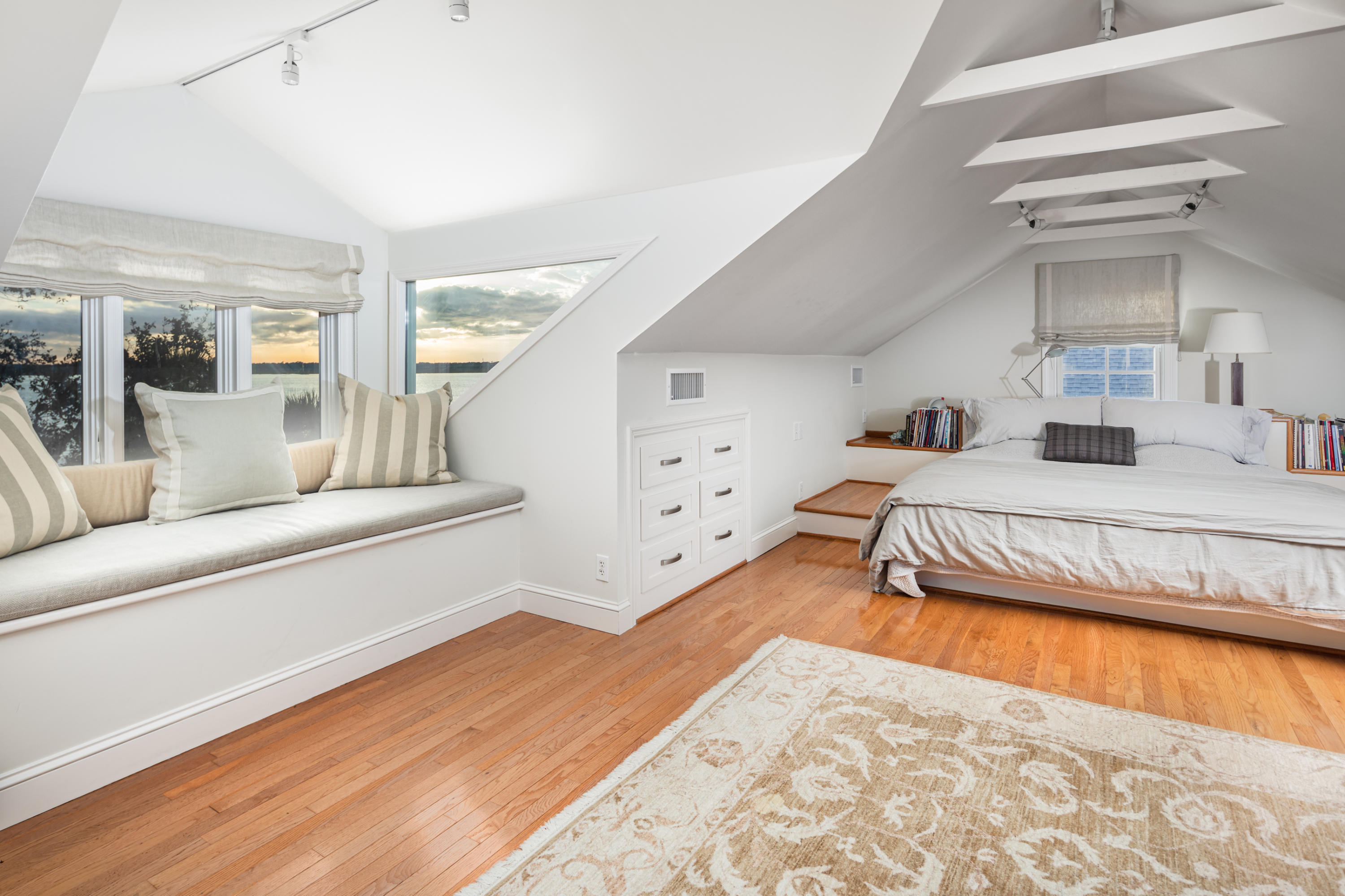 82 Murray Boulevard Charleston, SC 29401 - Photo 30 of 42 Guest Room