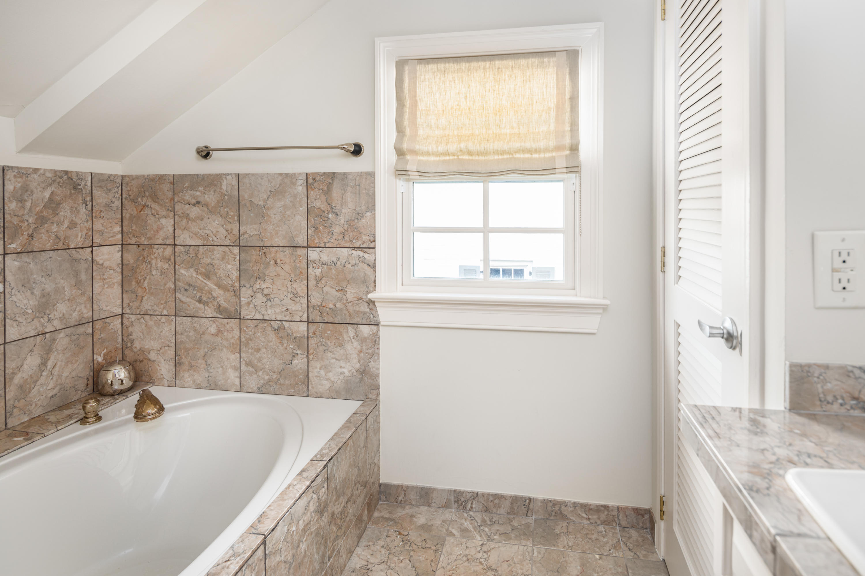 82 Murray Boulevard Charleston, SC 29401 - Photo 31 of 42 Guest Bath