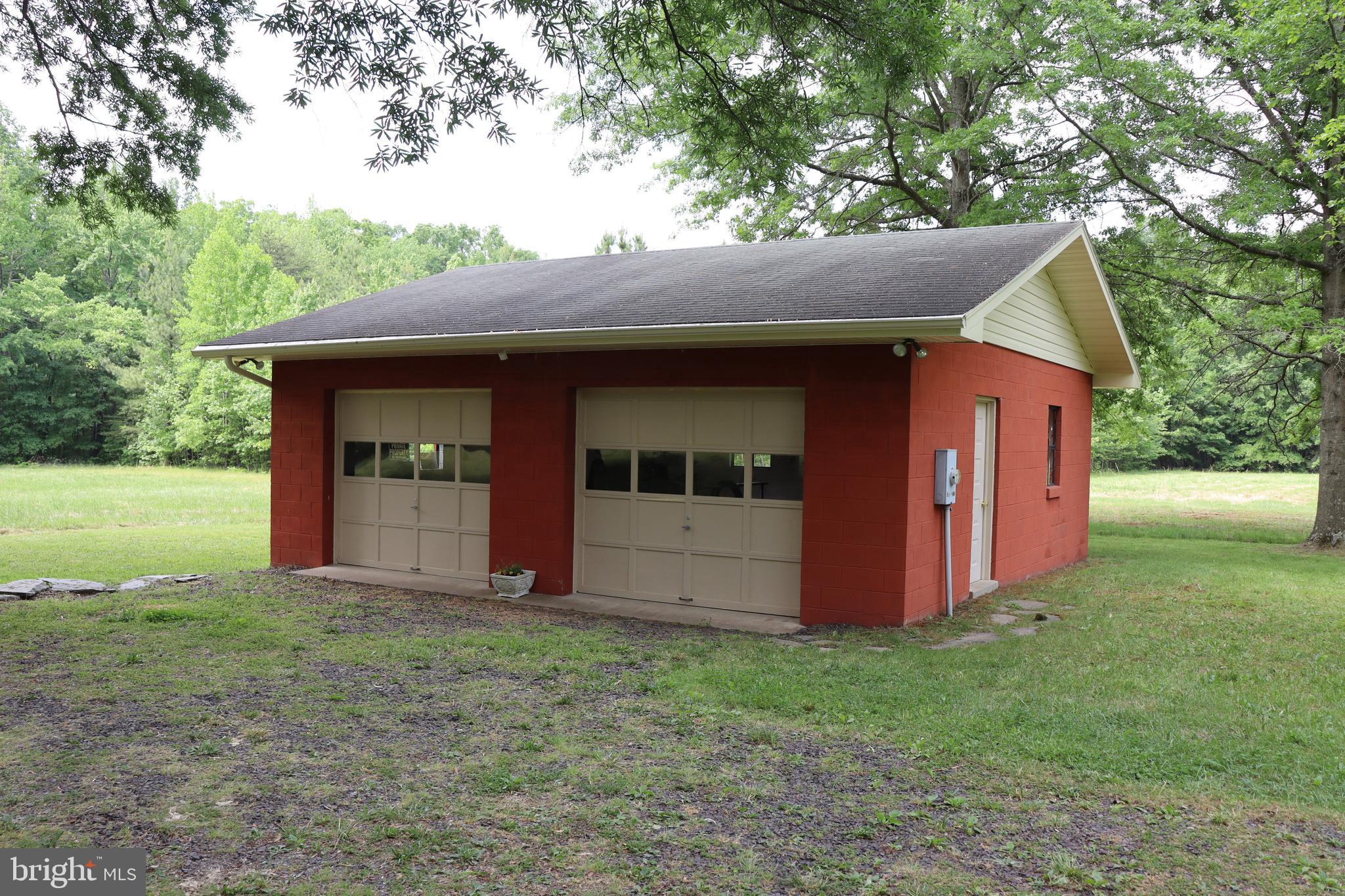 Oversized garage with working repair pit