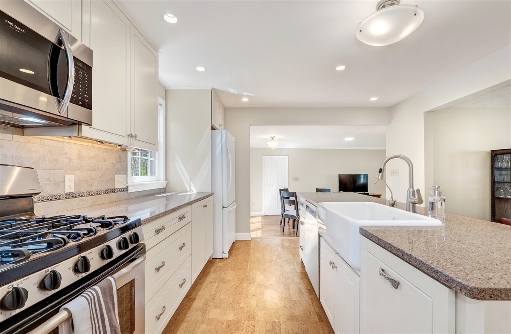 14 Beverly Road Bedford, MA 01730 - Photo 4 of 38