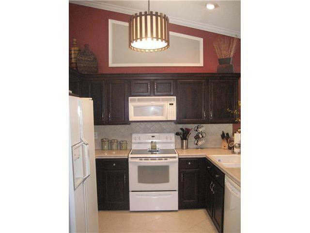 9669 Vía Emilie Boca Raton, FL 33428 - Photo 7 of 25 Kitchen