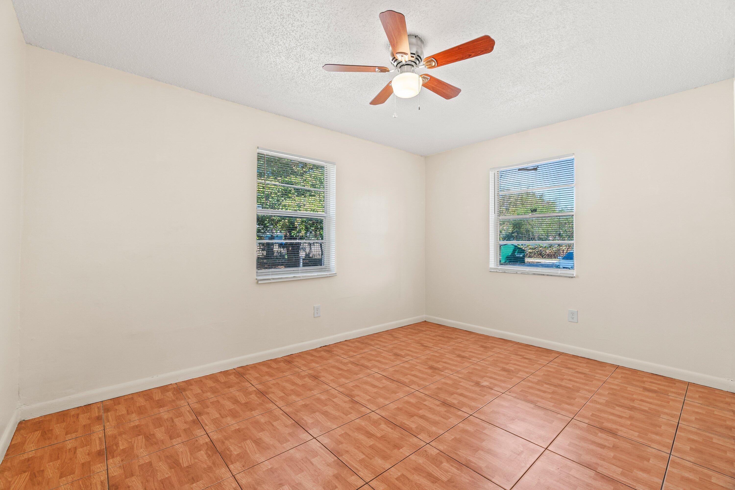 4881 Gulfstream Road Lake Worth, FL 33461 - Photo 10 of 21 010-4881GulfstreamRoad-LakeWorthBeach-FL