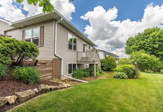 $2,400 | 1916 Eastwood Way, Mount Horeb, WI 53572