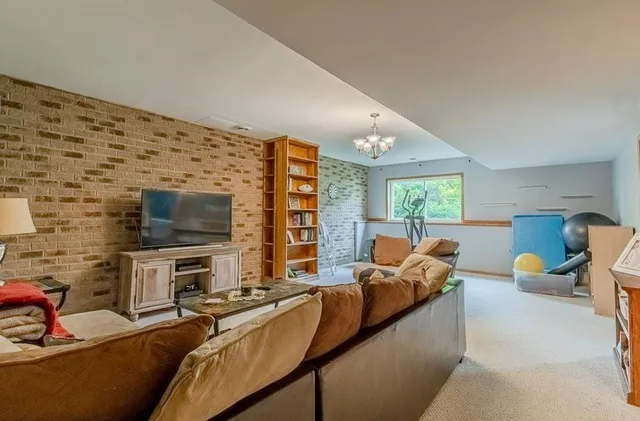 $2,400 | 1916 Eastwood Way, Mount Horeb, WI 53572