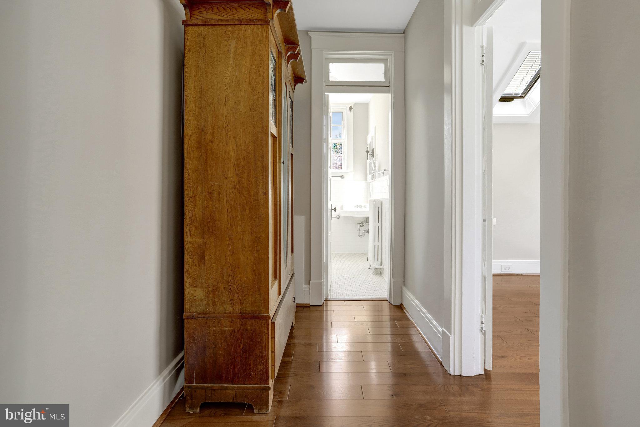 306 Rucker Place Alexandria, VA 22301 - Photo 30 of 63 Upper hallway