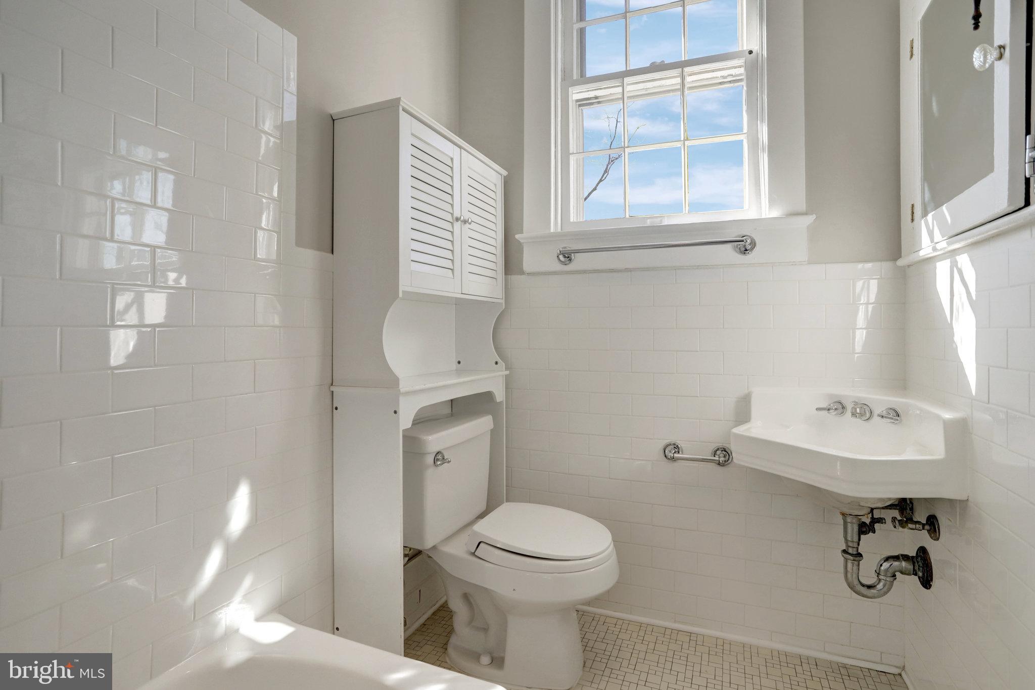 306 Rucker Place Alexandria, VA 22301 - Photo 45 of 63 Upper level full bath