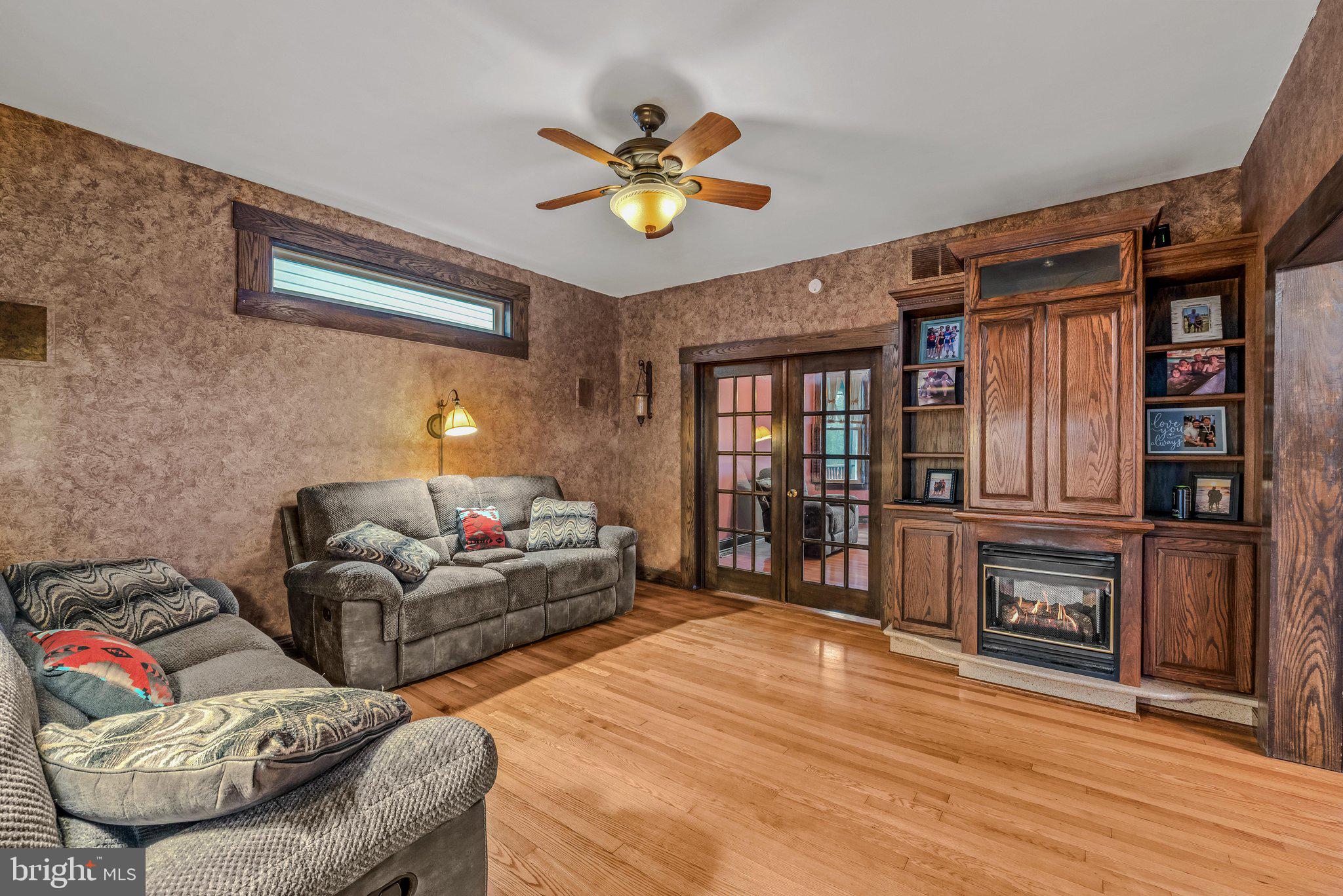 160 Main Street Ridgeley, WV 26753 - Photo 8 of 68 Living Room