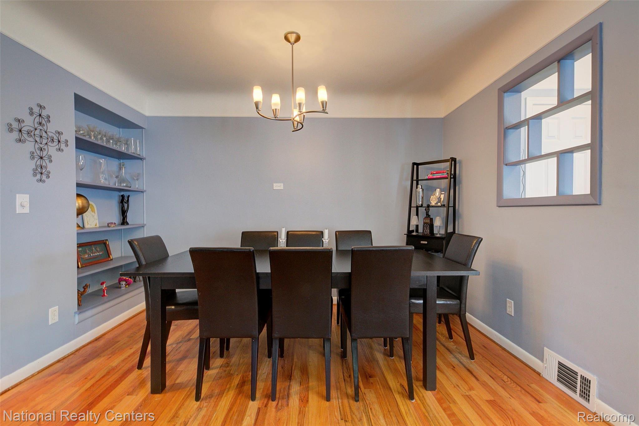 28218 Quail Hollow Road Farmington, MI 48331 - Photo 5 of 82 930A8922_3_4.jpg