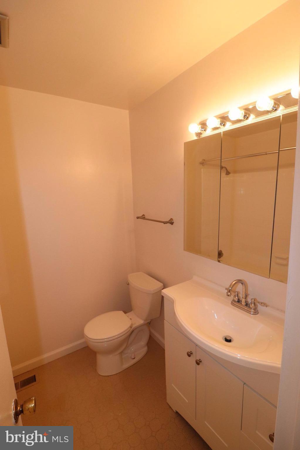 9301 Cross Bow Road Fort Washington, MD 20744 - Photo 11 of 28 Hallway Bath