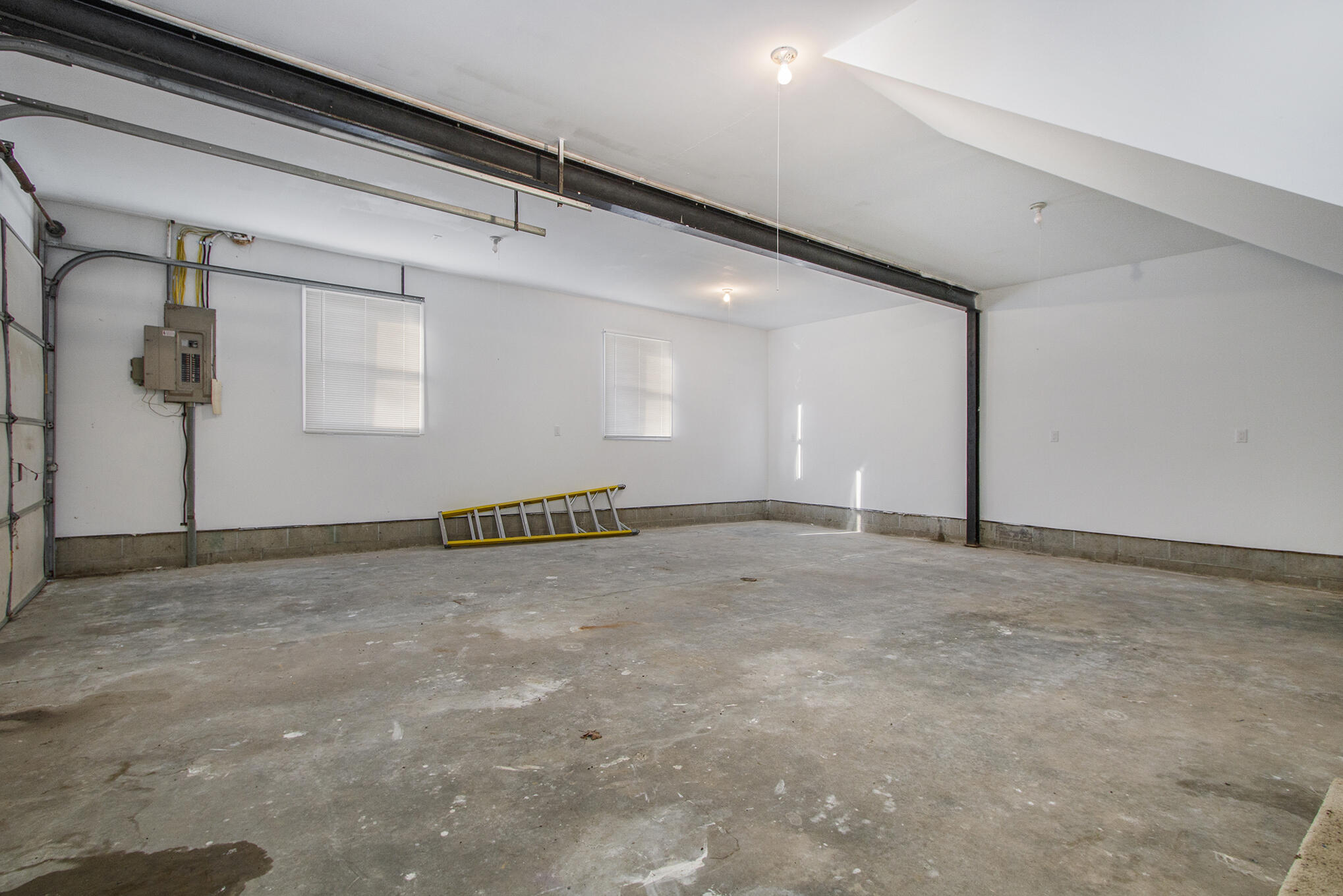 2356 Roslin Road Benton Harbor, MI 49022 - Photo 27 of 41 Garage