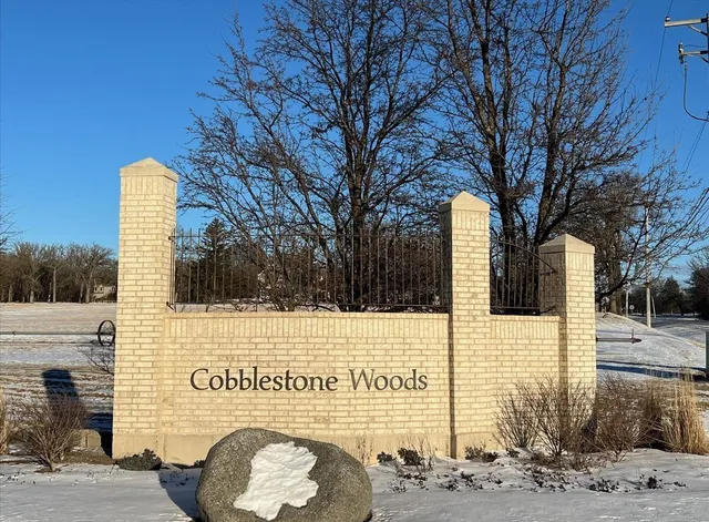 $339,500 | 2646 Cobblestone Drive, Crystal Lake, IL 60012