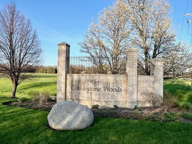 $339,500 | 2646 Cobblestone Drive, Crystal Lake, IL 60012