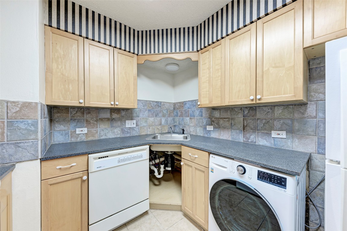 2404 Longview Street, Unit 101 Austin, TX 78705 - Photo 3 of 5 a utility room with sink dryer and washer