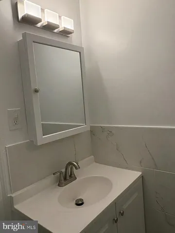 $1,000 | 1324-00 Locust Street, Unit 1017, Philadelphia, PA 19107