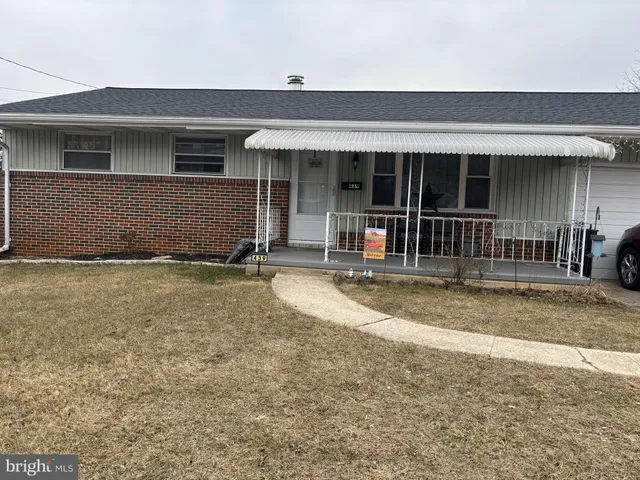 a view of a house with backyard