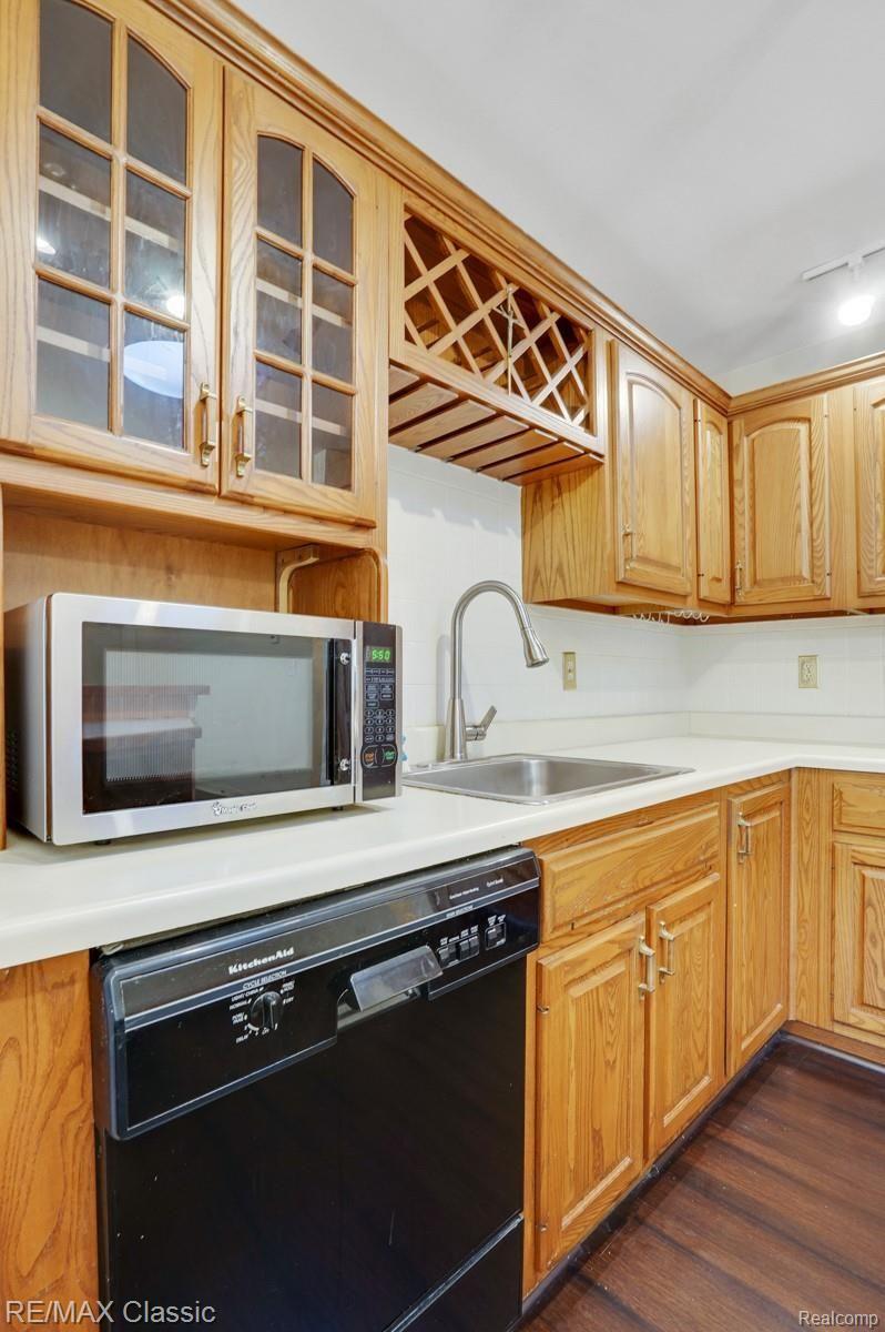 28095 Dixon Road Novi, MI 48377 - Photo 37 of 41 dsc09004-dsc09006.jpg