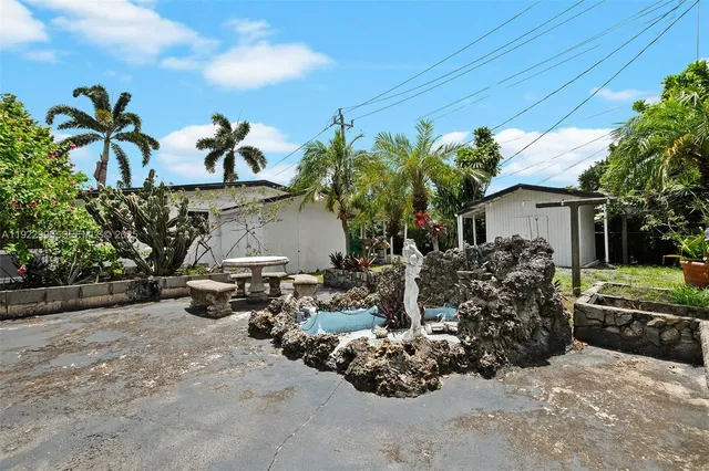 a view of a backyard