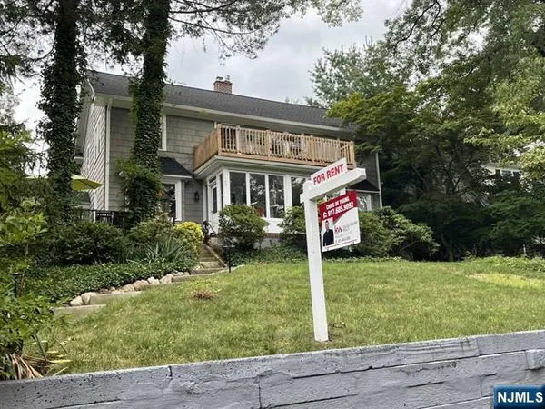 $3,400 | 348 Evergreen Place, Unit 2, Ridgewood, NJ 07450