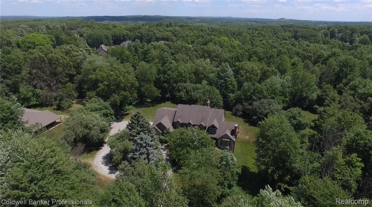 9150 Fox Hollow Road Clarkston, MI 48348 - Photo 9 of 58 5 Minutes from downtown Clarkston!