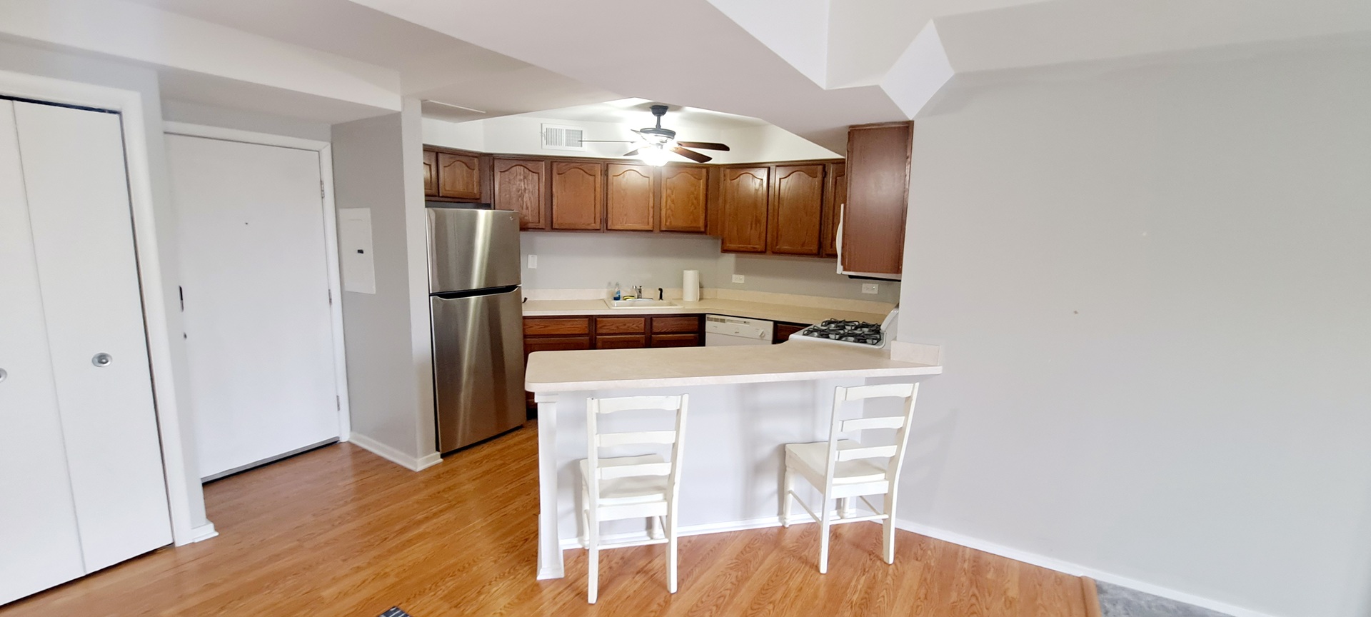 6337 Roosevelt Road, Unit 202 Berwyn, IL 60402 - Photo 3 of 9 a kitchen with kitchen island a stove and a refrigerator
