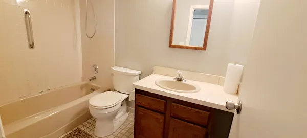 $1,300 | 6337 Roosevelt Road, Unit 202, Berwyn, IL 60402