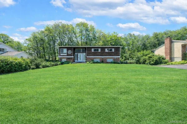 a view of a house with a yard