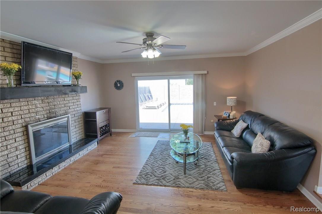 4764 Hillcrest Road Trenton, MI 48183 - Photo 9 of 31 Family_Room.jpg