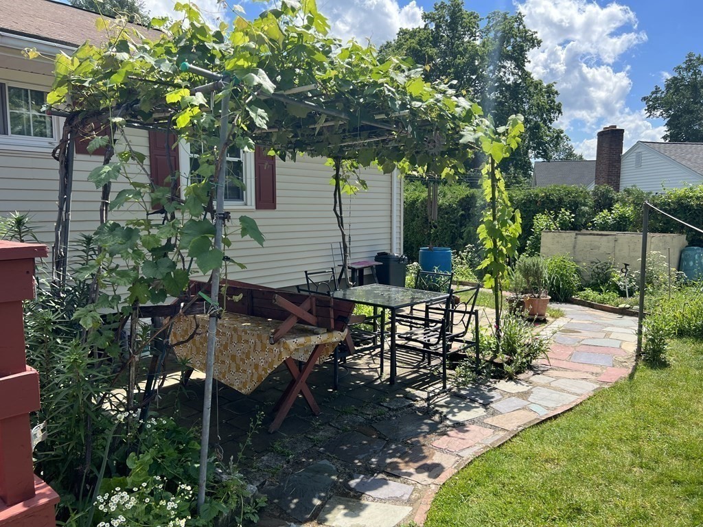 52 Crest Road Framingham, MA 01702 - Photo 4 of 39 Gallery Image 4