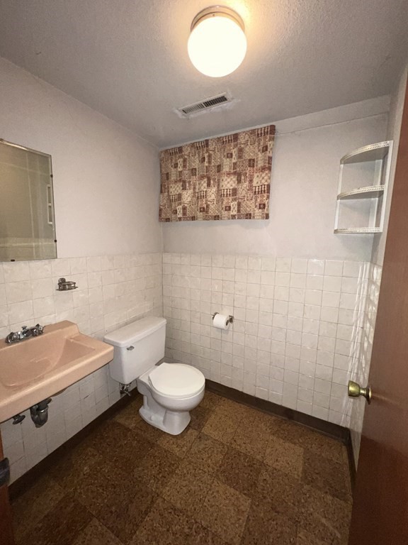 52 Crest Road Framingham, MA 01702 - Photo 9 of 39 Gallery Image 9
