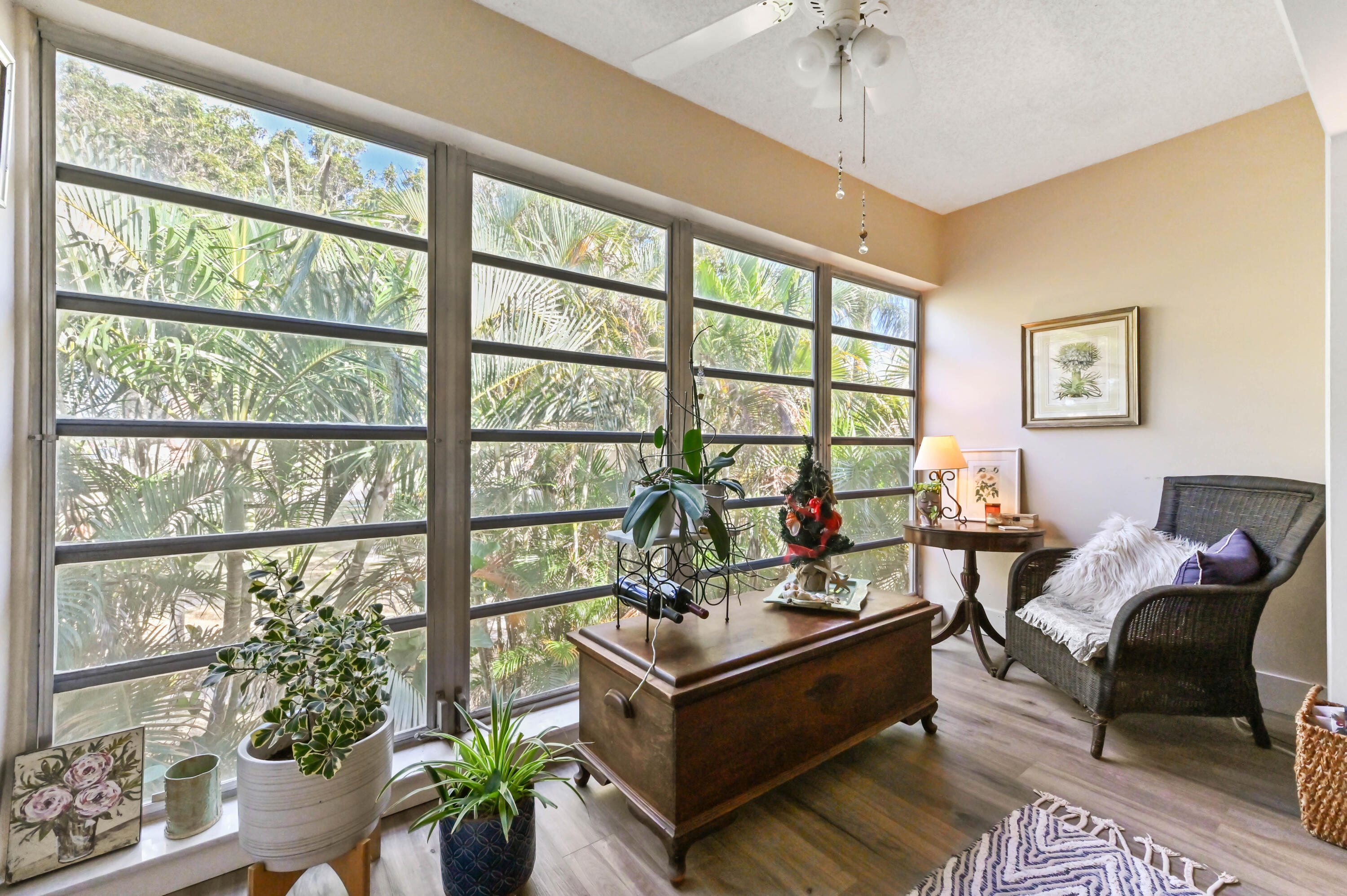 13960 Vía Flora, Unit H Delray Beach, FL 33484 - Photo 18 of 39 a living room with furniture and a potted plant