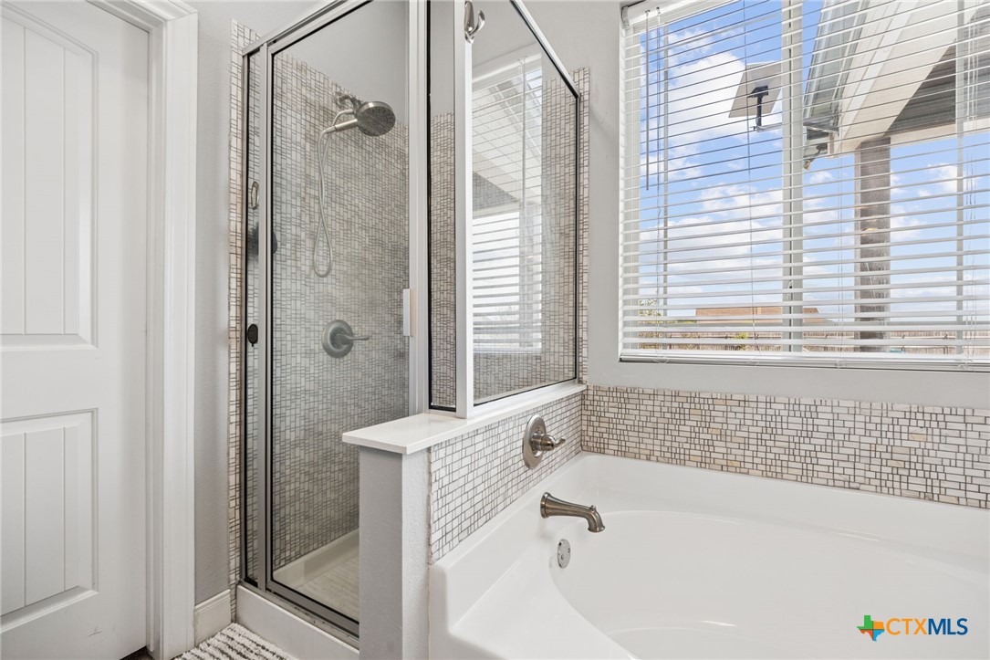 143 Callahan Loop Temple, TX 76501 - Photo 27 of 47 Primary bath
