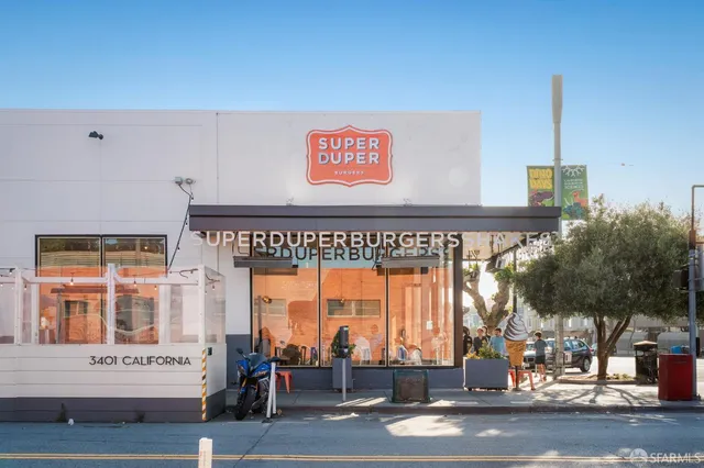 a view of a parking area