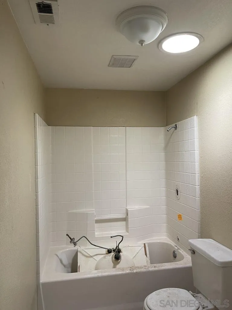34792 Cedar Road Barstow, CA 92311 - Photo 15 of 26 a bathroom with a bathtub and toilet