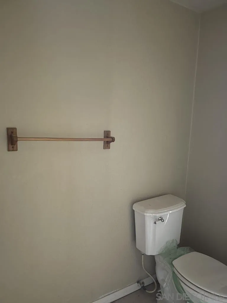 34792 Cedar Road Barstow, CA 92311 - Photo 10 of 26 a bathroom with a toilet