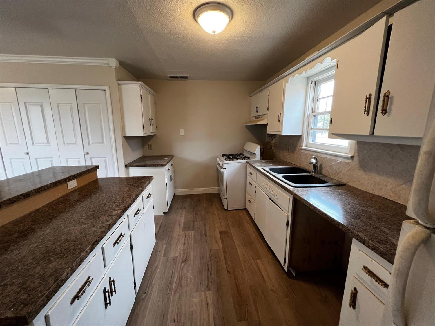 6503 Avenue T Lubbock, TX 79412 - Photo 8 of 15 a kitchen with stainless steel appliances granite countertop a stove a sink and a refrigerator