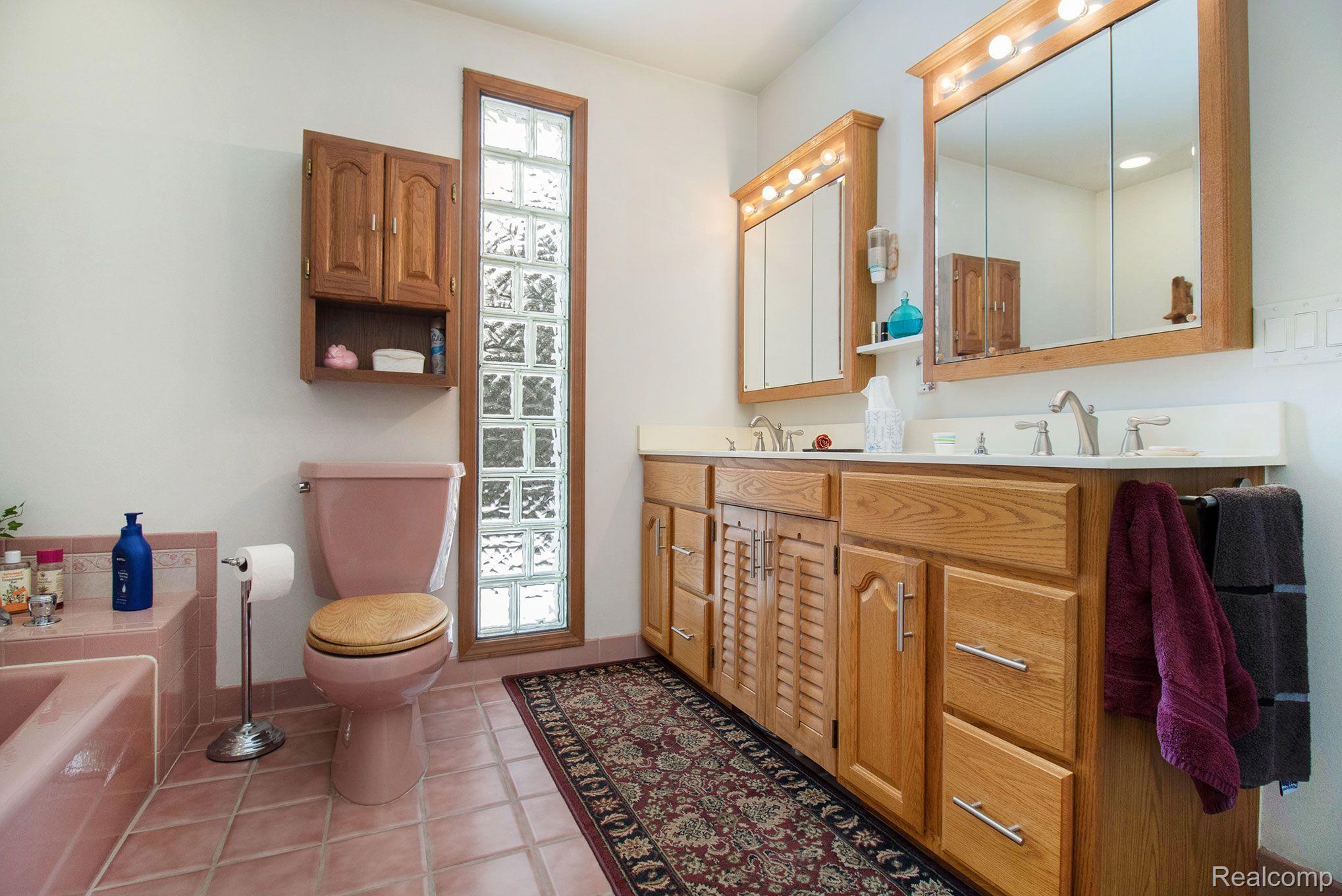 42 Foxboro Drive Rochester, MI 48309 - Photo 22 of 32 Primary bath