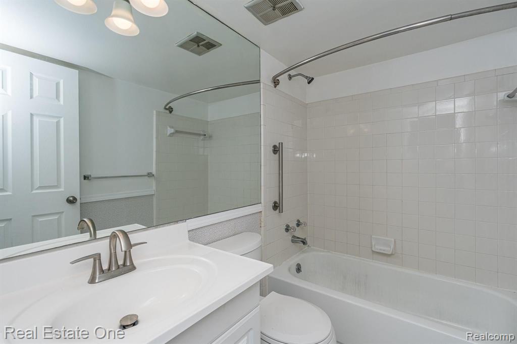 27214 Evergreen Road Lathrup Village, MI 48076 - Photo 13 of 18