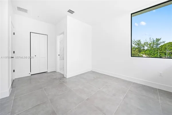$4,000 | 526 Southwest 2nd Street, Miami, FL 33130