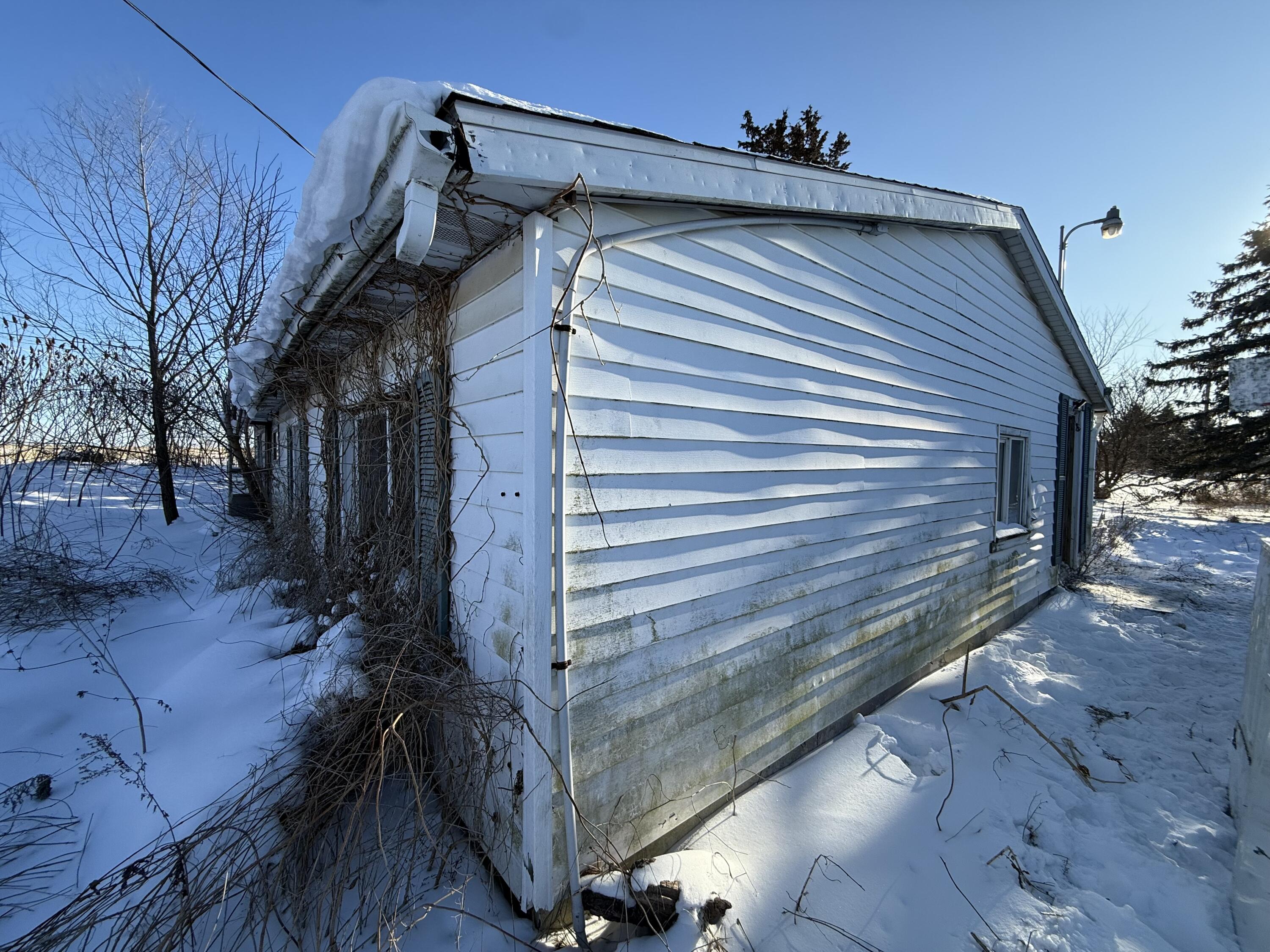 2051 Battle Creek Road Charlotte, MI 48813 - Photo 4 of 20 IMG_6177