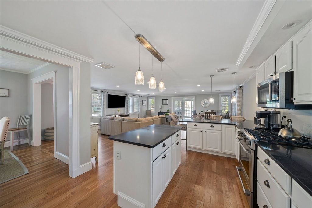 17 Glendale Road Quincy, MA 02169 - Photo 8 of 42 Gallery Image 8