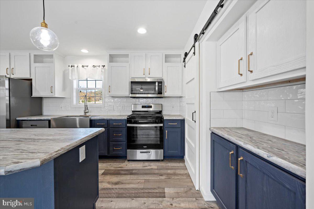 1410 Heytesbury Road Walnutport, PA 18088 - Photo 14 of 37 Modern kitchen with stylish finishes.
