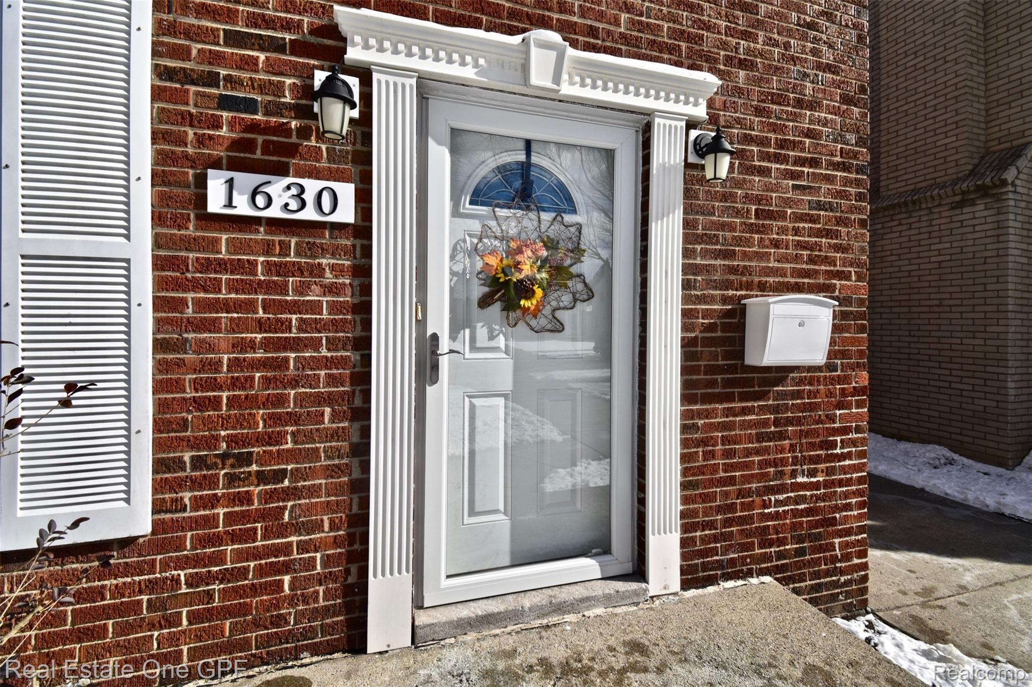 1630 Bournemouth Road Grosse Pointe, MI 48236 - Photo 2 of 23 2 DSC_1342.jpg
